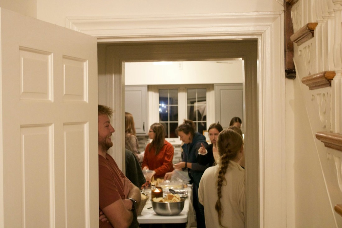 Amigos reunidos en la cocina de una casa durante una fiesta