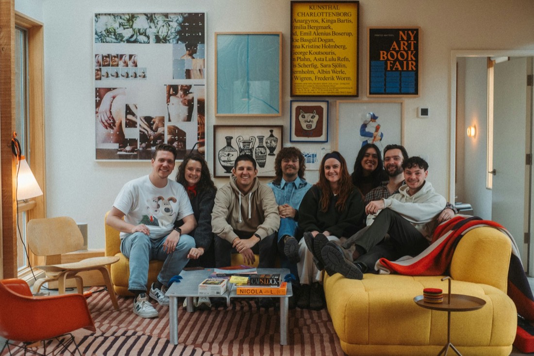 Grupo de amigos sentados en el sofá del salón