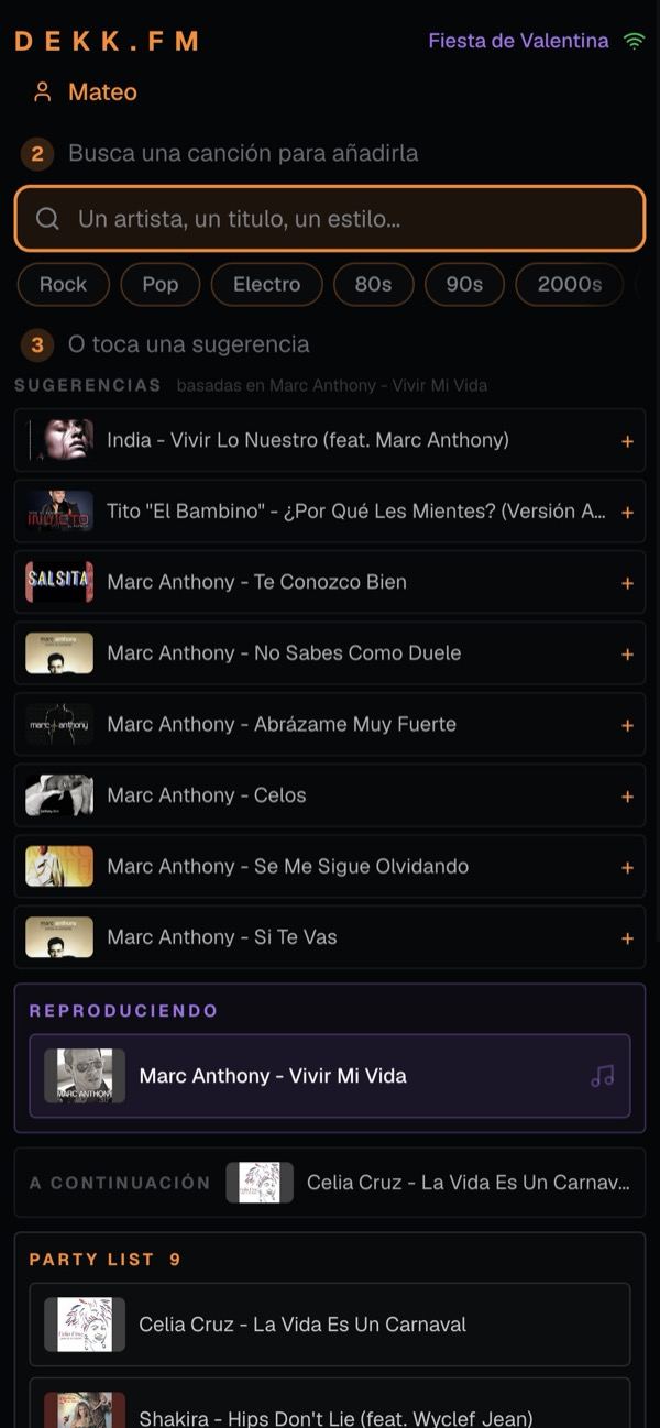 Mateo eligiendo una canción para la Fiesta de Valentina desde su móvil