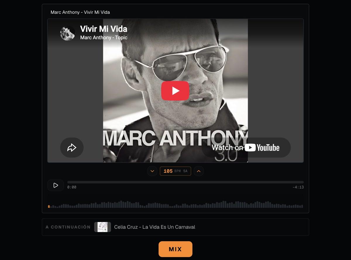 Dekk en la computadora con la canción que suena y la siguiente en la fila