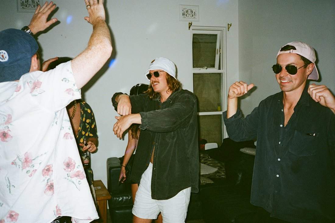 Amigos bailando en la sala de una casa