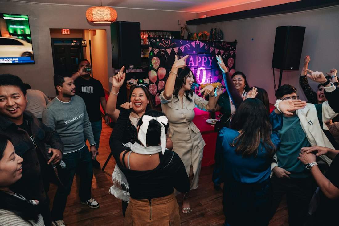 Amigos bailando en una fiesta de cumpleaños