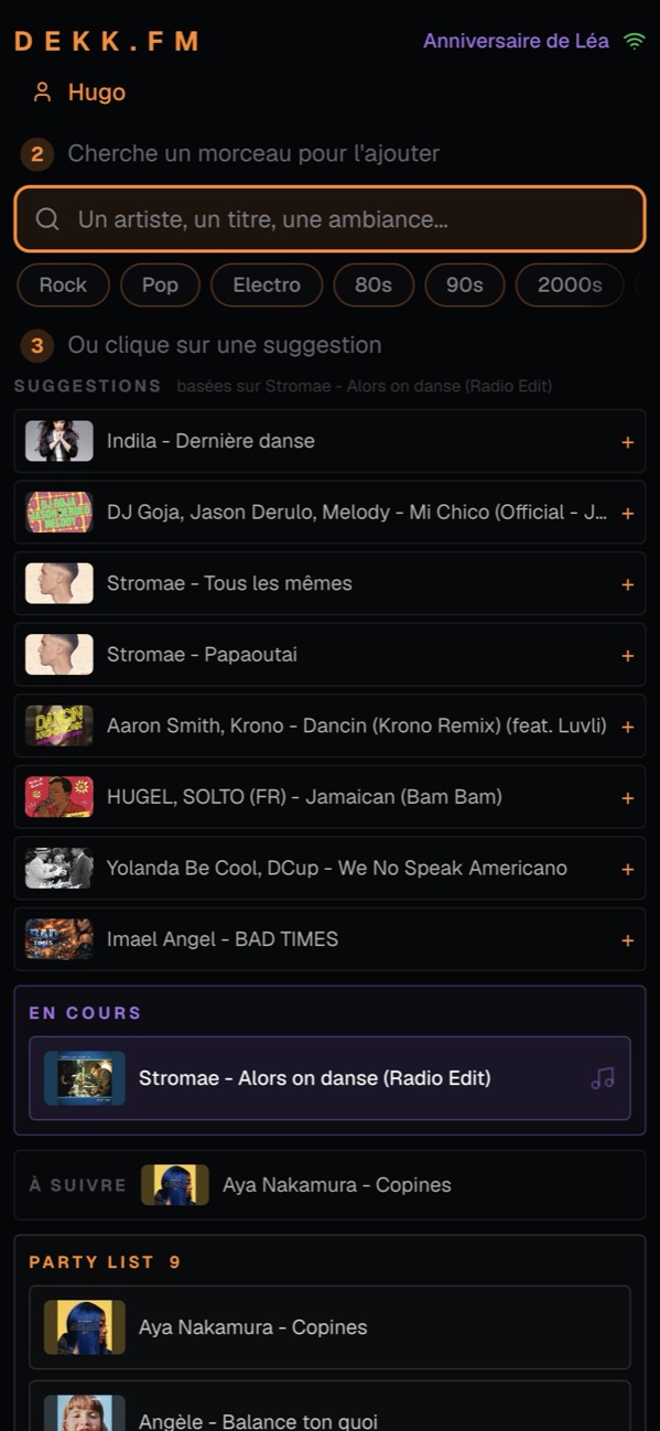 Hugo ajoute un morceau à la playlist de la soirée Anniversaire de Léa depuis son téléphone