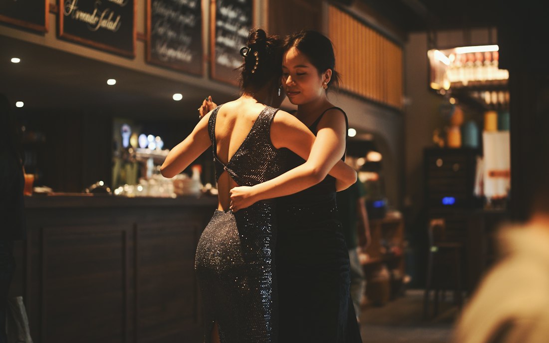 Deux amies qui dansent dans un petit bar