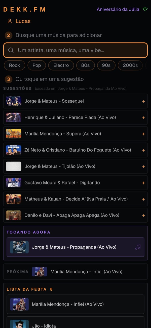 Lucas adicionando uma música à playlist da festa Aniversário da Júlia pelo celular