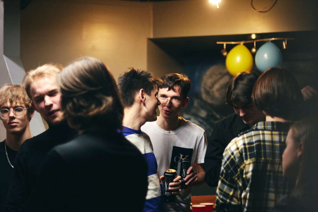Amigos conversando numa festa com balões