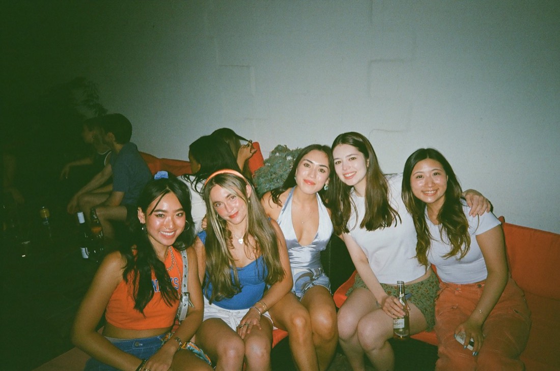 Amigas sentadas no sofá durante uma festa
